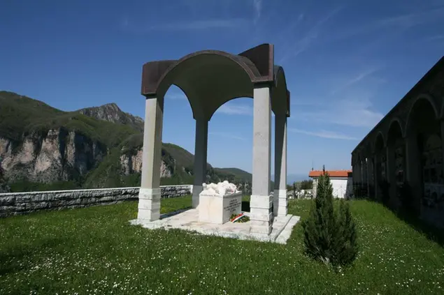 Monumento del cimitero di Vinca, foto di Giovanni Baldini