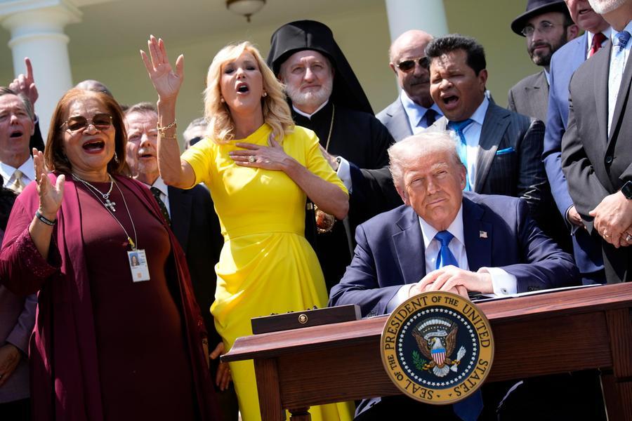 Lealtà cieca al capo e verità cancellate. Benvenuti al culto di Trump