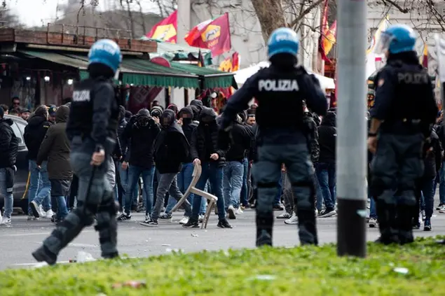 Il documento dell’Osservatorio sollecita a controllare che le tessere non siano sottoscritte da tifosi delle squadre in trasferta, per evitare promiscuità sugli spalti (FOTO ANSA)