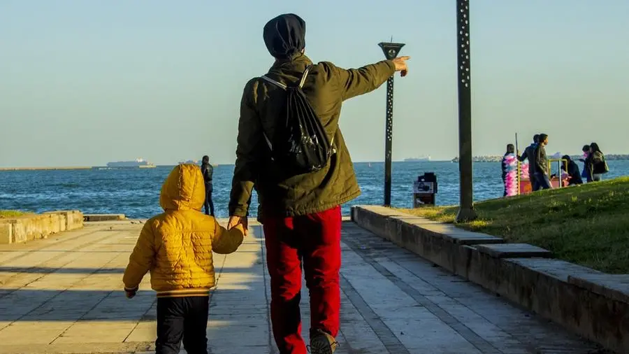 Frenetici, precari e sentimentali, che fatica essere padri a 30 anni: «La società non pensa a noi»