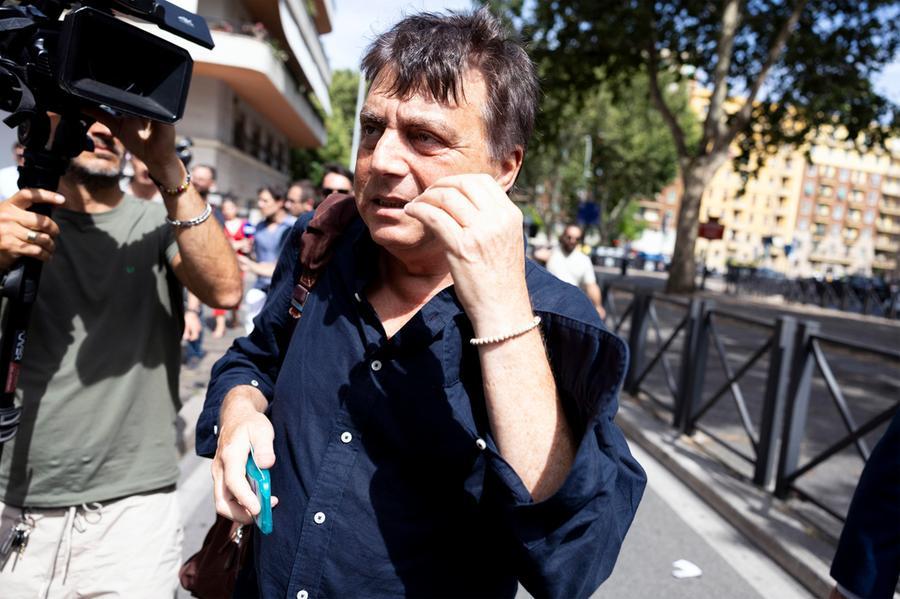 Un giornalista e un faccendiere scambiano messaggi di pressione dopo un attentato, mentre l'inchiesta procede