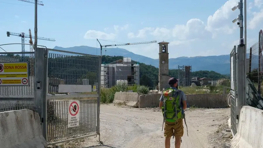 Strade deserte e case in costruzione a Amatrice, dieci anni dopo il terremoto