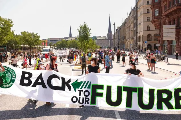 18 June 2021, Hamburg: Numerous \\\"B'ndnis Fridays for Future\\\" supporters demonstrate under the slogan \\\"Together again for the climate!\\\" In downtown Hamburg. The demo is the largest since September 2020 and was made possible by an exemption. Photo by: Ulrich Perrey/picture-alliance/dpa/AP Images