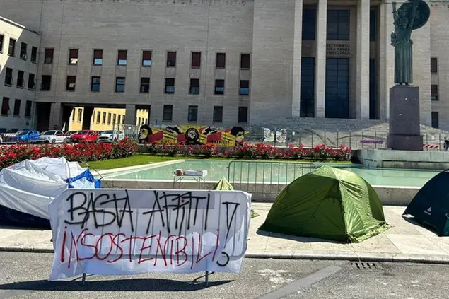 Le proteste per il caro affitti fuori all'università Sapienza nel 2023