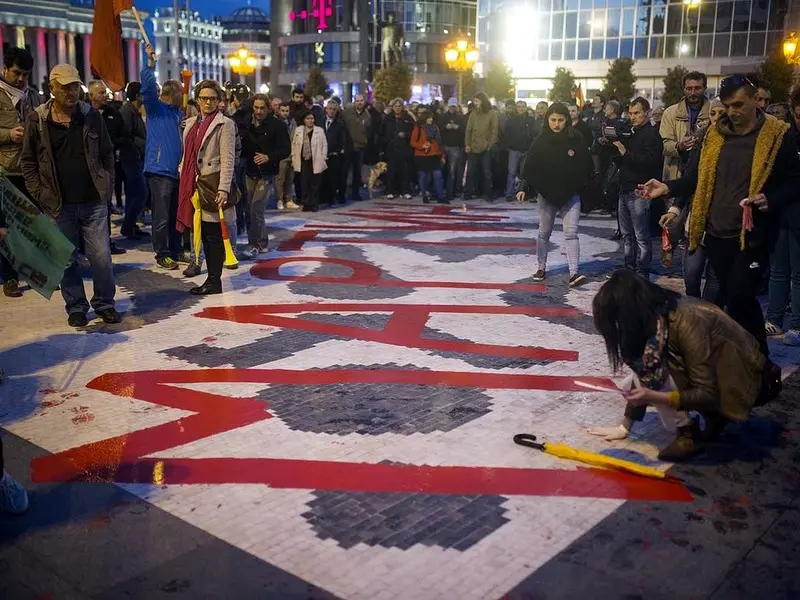 Persone radunate nel centro di Skopje nel 2016 per celebrare il quinto anniversario del brutale omicidio di Martin Neshkovski per mano di un agente di polizia. Foto Birn.