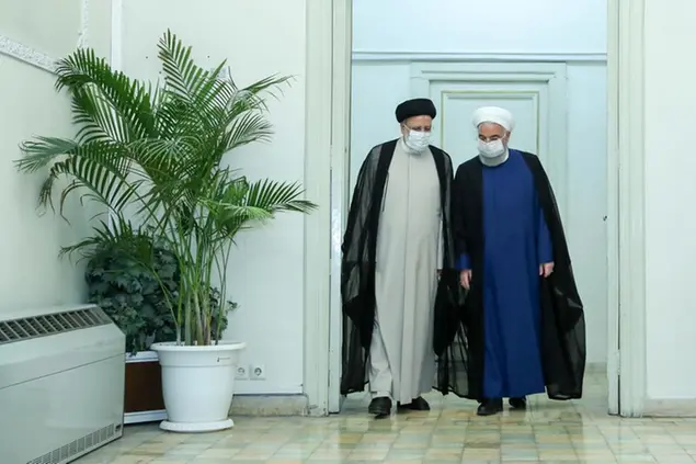 Il presidente uscente, Hassan Rouhani, assieme a quello appena eletto, Ebrahim Raisi, che entrerà in carica ad agosto Foto Ap