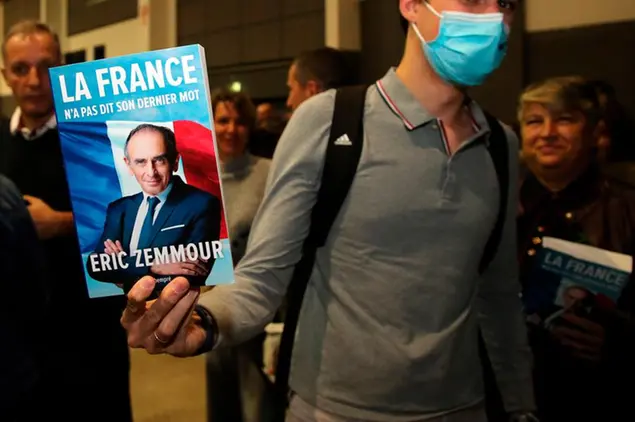 (L’ultimo libro di Zemmour, “La France n’a pas dit son dernier mot”, è il pretesto per un tour promozional-elettorale. Lunedì, tappa con bagno di folla a Bordeaux.\\u00A0Foto AP)