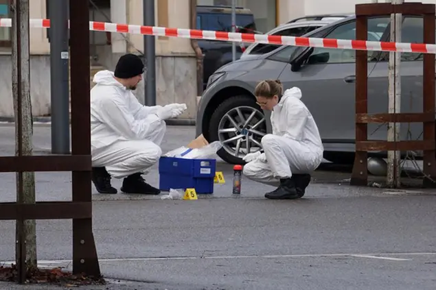 21 December 2022, Baden-Wuerttemberg, Albstadt-Ebingen: Police forensics staff secure evidence at a cordoned-off crime scene in Albstadt-Ebingen. A man had been shot and seriously injured in the street. According to police, he was taken to a hospital on Wednesday afternoon. A suspect was arrested near the scene of the crime. A firearm was found with him and seized. Photo by: David Pichler/picture-alliance/dpa/AP Images