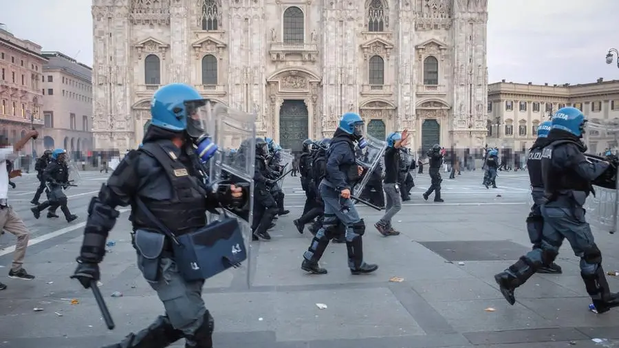 Le piazze “a sorpresa” agitano il Viminale. Milano sospesa aspetta il possibile caos