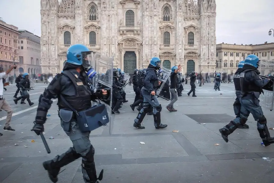 Le piazze “a sorpresa” agitano il Viminale. Milano sospesa aspetta il possibile caos