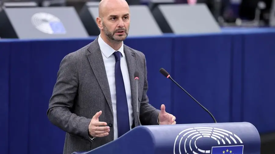 Politici italiani discutono il voto in Germania e la posizione del governo su destra e immigrazione, immagine di approfondimento
