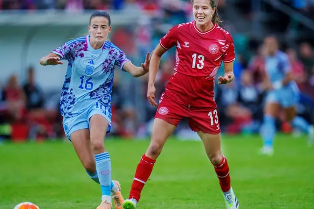 A destra, la calciatrice danese Sofie Junge Pedersen, con la spagnola Maria Perez (foto EPA)