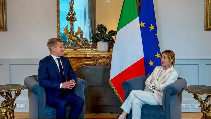 Da Magyar a Tusk, tutti da Meloni: il reset dell’amica di Orbán. Nel Ppe è ormai di casa