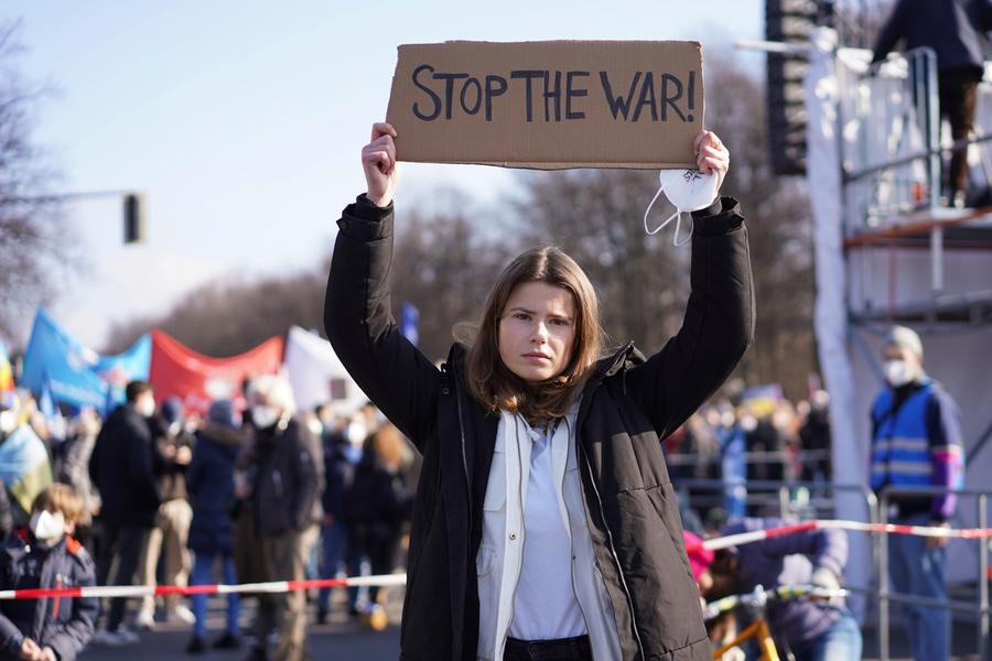 (Manifestazione per la pace a Berlino. Nella foto, l'attivista per il clima\\u00A0Luisa Neubauer. Foto AP)
