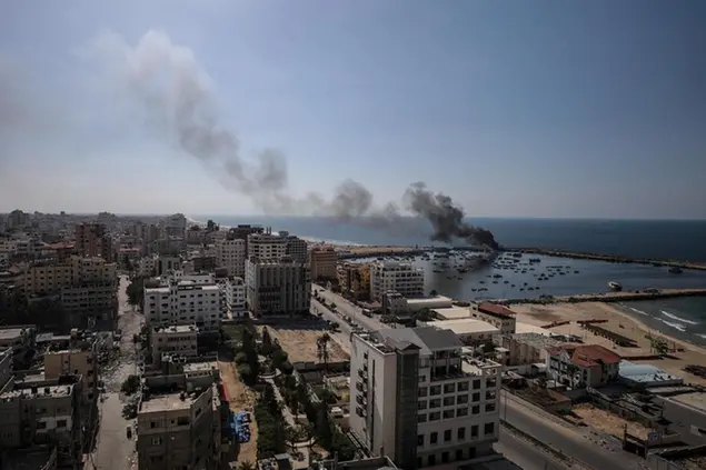 Bombardamenti su Gaza, colpito il porto (Saber / Epa)