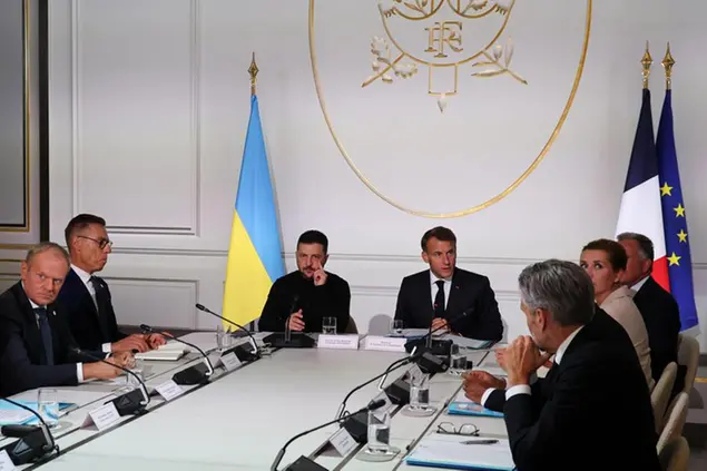 La riunione tra i leader europei e il presidente ucraino Volodymyr Zelensky a Parigi
