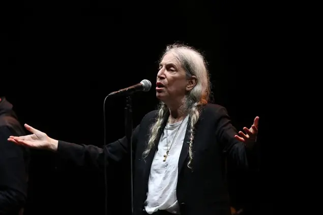 Patti Smith in concerto a Granada nel 2024. Il 7 luglio 2025 si è esibita a Venezia (foto Ansa)
