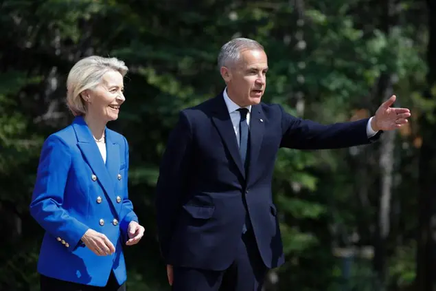 (Von der Leyen con Carney in Canada per il G7. Foto Ansa)