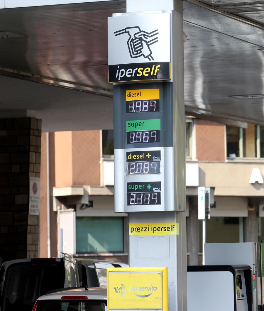 Prorogato lo sconto sul gasolio, niente sulla benzina: lo scontro nel governo