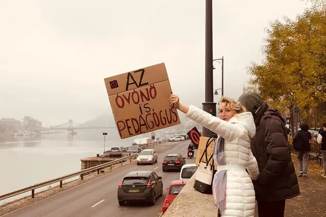 (PIl 18 novembre professori, allievi e genitori hanno creato una lunga catena umana lungo il Danubio, nel centro di Budapest e nel resto del paese, in segno di protesta.\\u00A0Foto FDB)