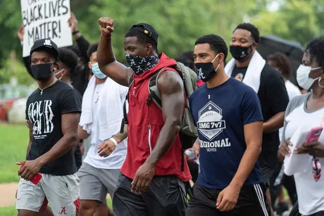 (Il movimento Black Lives Matter dell'università dell'Alabama. Foto LaPresse)