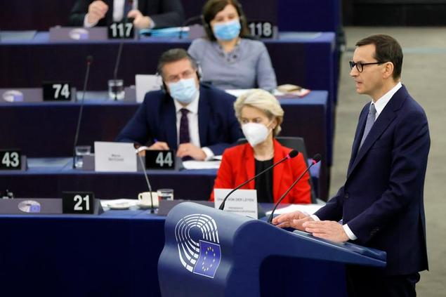 (La presidente della Commissione Ue e il premier polacco in aula a Strasburgo. Foto AP)