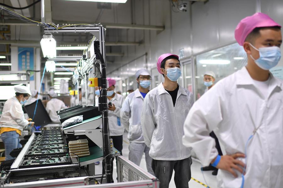 Foto dall'interno della fabbrica degli iPhone (Chinatopix via Ap)