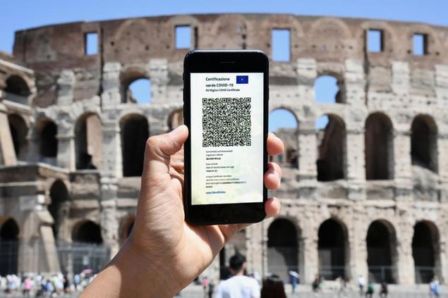 02/08/2021Roma, Colosseo, nella foto la Certificazione verde COVID-19EU digital COVID certificate ( Digital green certificate ) per viaggiare