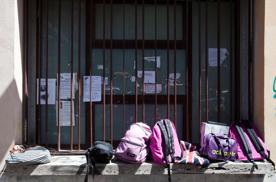 Tra divieti di parola e carichi emotivi da gestire, il ruolo dei docenti in un cortocircuito