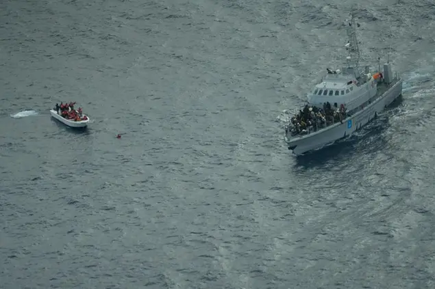 Motovedetta libica esegue manovra pericolose vicino ai gommoni carichi dei migranti. Fonte: Sea Watch