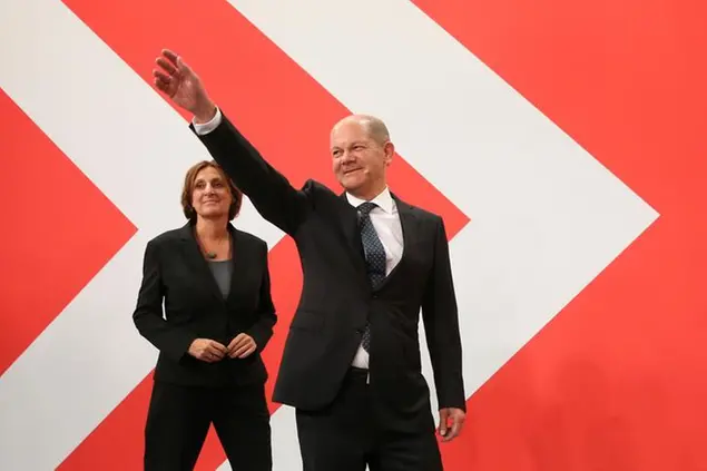 26 September 2021, Berlin: Olaf Scholz, Finance Minister and SPD candidate for Chancellor, waving next to his wife Britta Ernst during the election party at Willy Brandt House. Photo by: Wolfgang Kumm/picture-alliance/dpa/AP Images