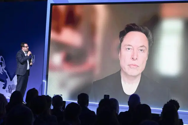 Elon Musk in video collegamento da Washington con Matteo Salvini durante il Congresso Federale della Lega