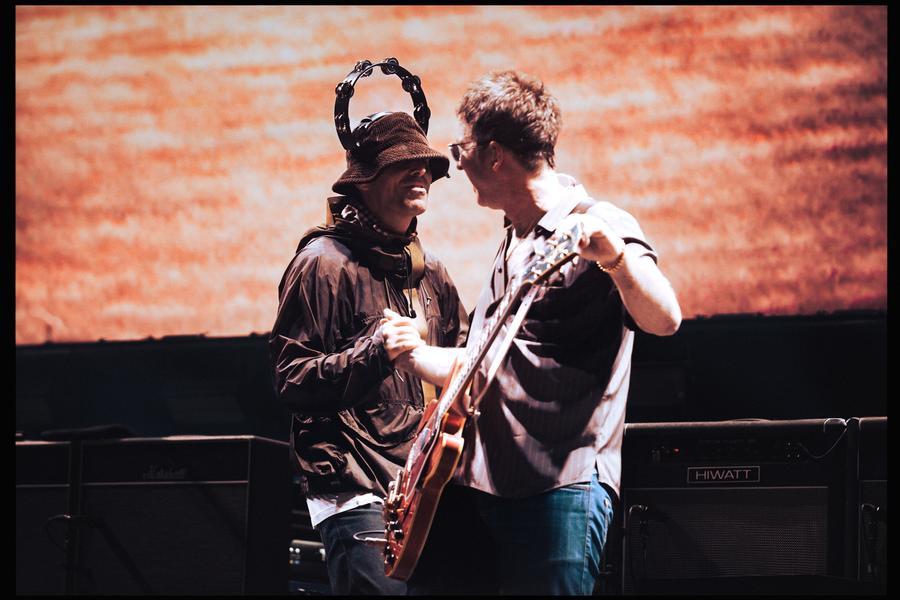 Due fratelli Gallagher si incontrano durante le prove, mentre il pubblico canta le loro canzoni