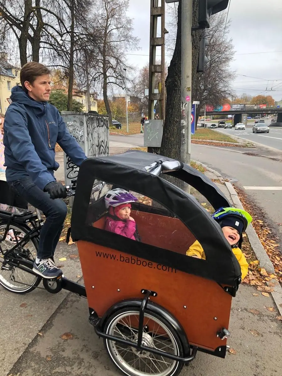 Il nostro collega estone Holger mentre affronta la giunga urbana per portare i bimbi all'asilo in cargo bike. Courtesy of H. Roonemaa