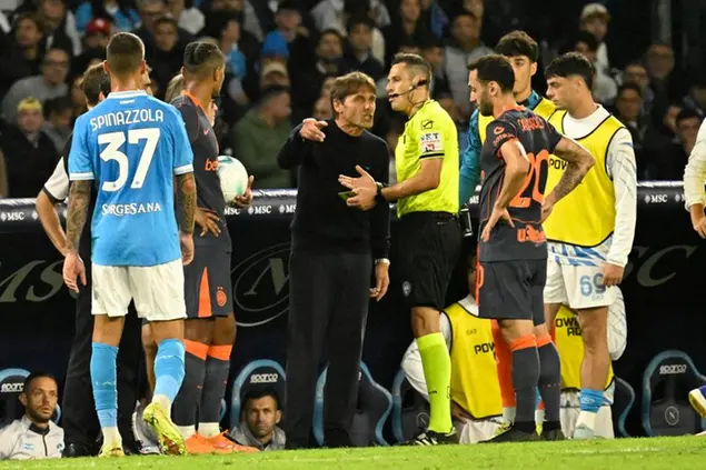 Durante Napoli-Inter di sabato scorso, l'allenatore del Napoli Antonio Conte è stato protagonista di uno scontro dialettico a distanza, con tanto di gesti poco eleganti, con Lautaro Martínez, suo ex attaccante quando allenava i nerazzurri (FOTO ANSA)