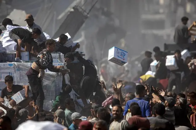 Gli aiuti umanitari entrano nella Striscia