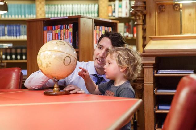 (Il premier canadese mostra al figlio il mappamondo Dalla Siria il Canada ha accolto il doppio dei rifugiati rispetto alle promesse)