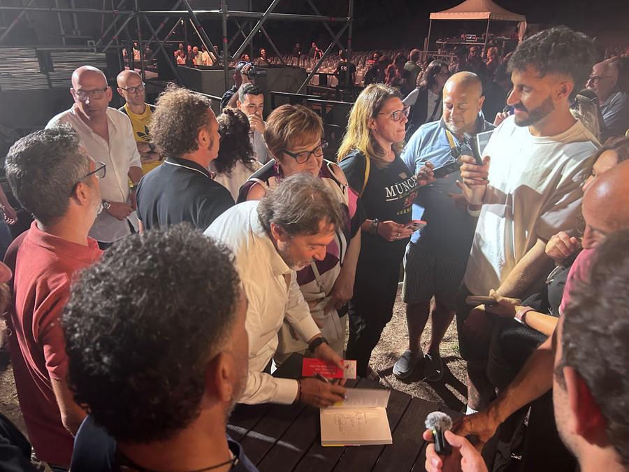 Sigfrido Ranucci in un evento a Cerveteri, parla delle sue inchieste e delle accuse recenti