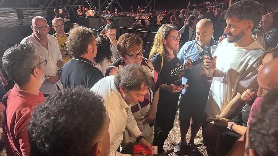 Sigfrido Ranucci in un evento a Cerveteri, parla di inchieste e accuse, con il pubblico che lo sostiene