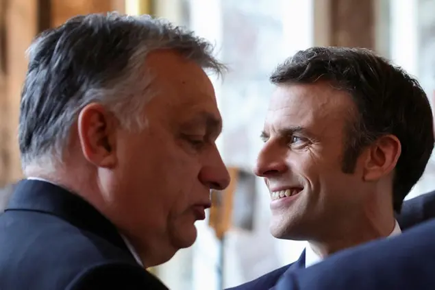 (Il premier ungherese e il presidente francese. Foto AP)