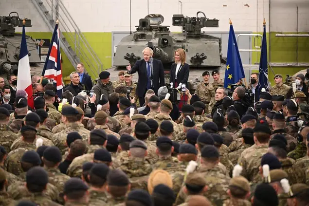 (Boris Johnson e la premier estone a Tallinn con le truppe Nato. Foto AP)