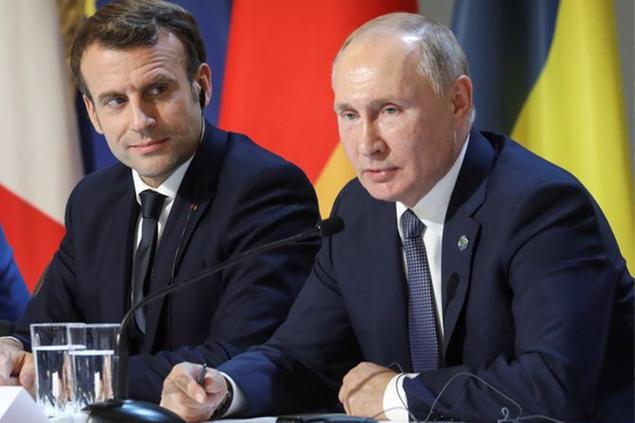 (Macron e Putin insieme durante un vertice a quattro del formato Normandia, l'ultimo del 2019 prima del ripristino del formato questo gennaio. Foto LaPresse)