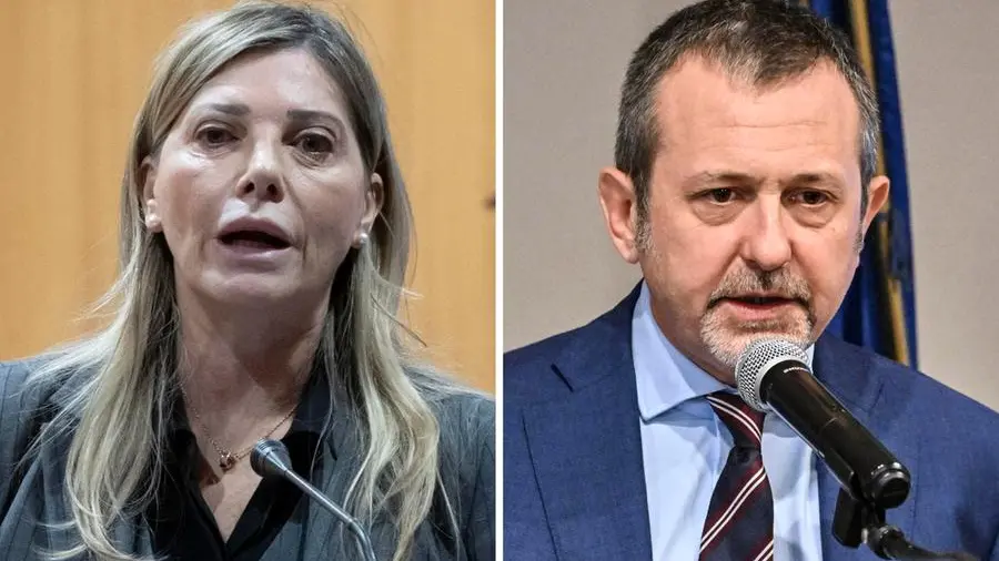 Almasri, spari e affari privati: tutti i disastri di Bartolozzi e Delmastro