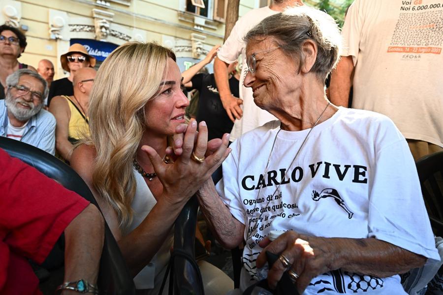 Soggetti in discussione su sfondo urbano, simboli di partiti politici
