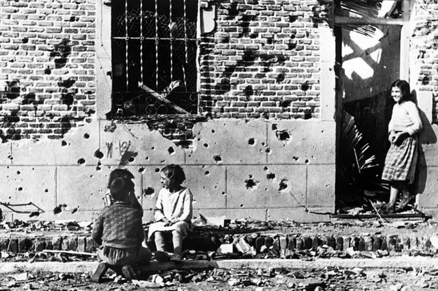 Dopo i raid aerei italo-tedeschi, Madrid, Spagna, novembre-dicembre 1936 © Robert Capa © International Center of Photography/Magnum Photos