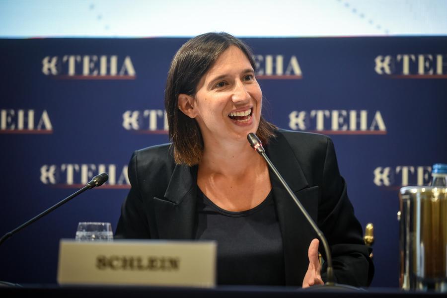 Leader politici discutono difesa e riarmo durante dibattito al Forum Ambrosetti