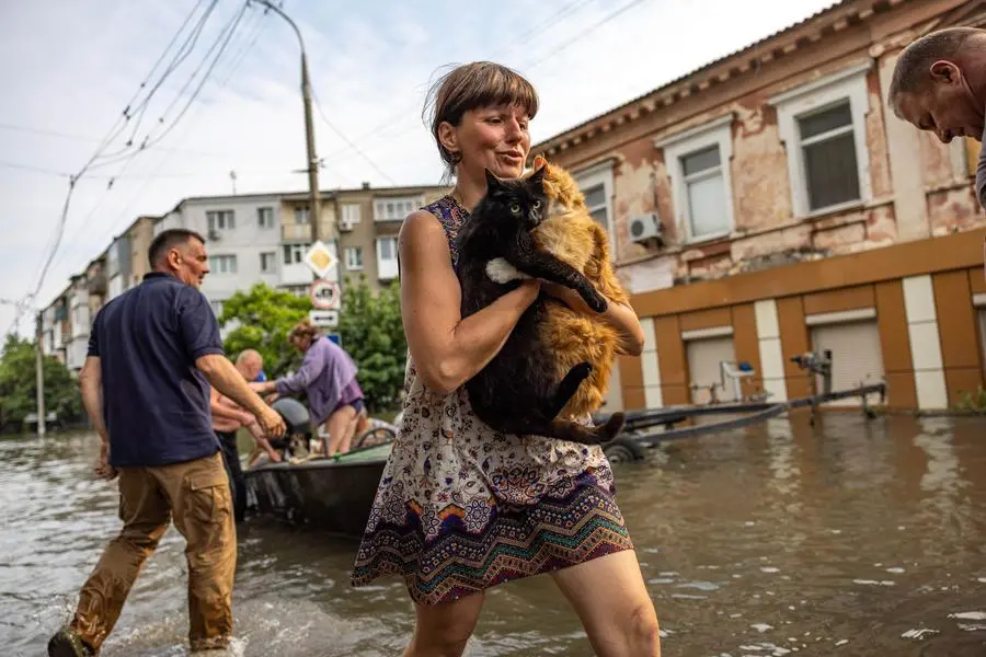 Kateryna, proveniente dalla città di Oleshky, allagata e occupata dalla Russia, è stata salvata dall’alluvione dai soccorritori ucraini. È riuscita a portare con sé quello che conta di più per lei. Foto Stas Kozliuk, Babel.ua