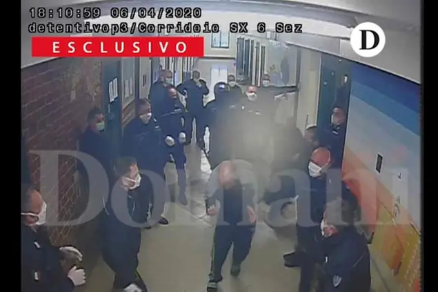 Un frame del video del carcere di Santa Maria Capua Vetere