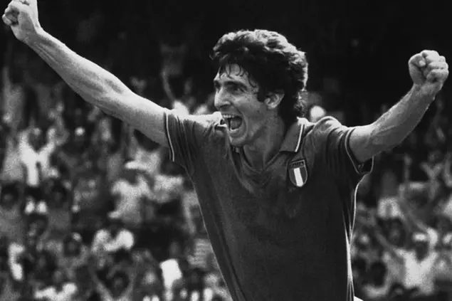 FILE - In this July 8, 1982 file photo, Italy\\\\'s Paolo Rossi races across the pitch after scoring his team\\\\'s first goal against Poland during the soccer World Cup Semi-final match between Italy and Poland at the Nou Camp Stadium, Barcelona, Spain. Rossi, the star of Italy’s World Cup-winning team in 1982, has reportedly died at age 64. He was the leading scorer in the \\\\'82 World Cup and was also FIFA\\\\'s player of the year.\\u00A0(AP Photo, File)