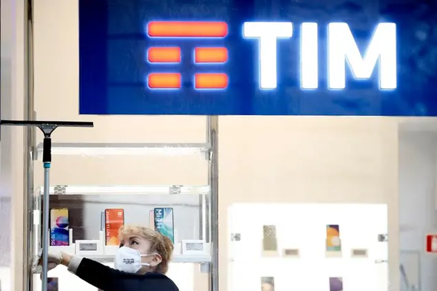 Foto Cecilia Fabiano/ LaPresse 31 Gennaio 2022 Roma (Italia) Cronaca : Il logo della TIM Nella Foto : un negozio della TIM Photo Cecilia Fabiano/ LaPresse January , 31 2022 Rome (Italy) News : TIM Telecom Italia's logo In The Pic : a TIM Shop